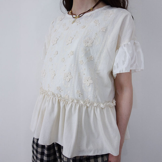 [予約販売] 五花モチーフと袖ひら・エクリュ裾フリルブラウス