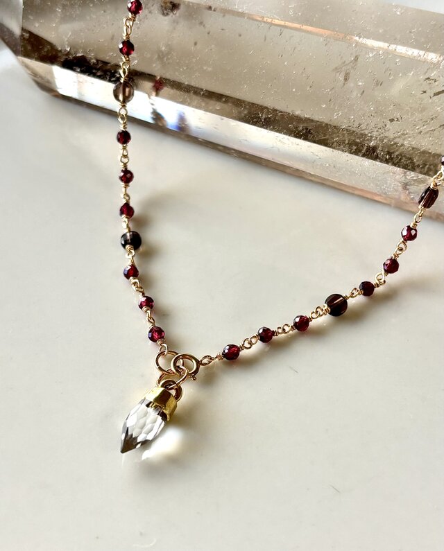 水晶トップのガーネットとスモーキークォーツのRネックレス
