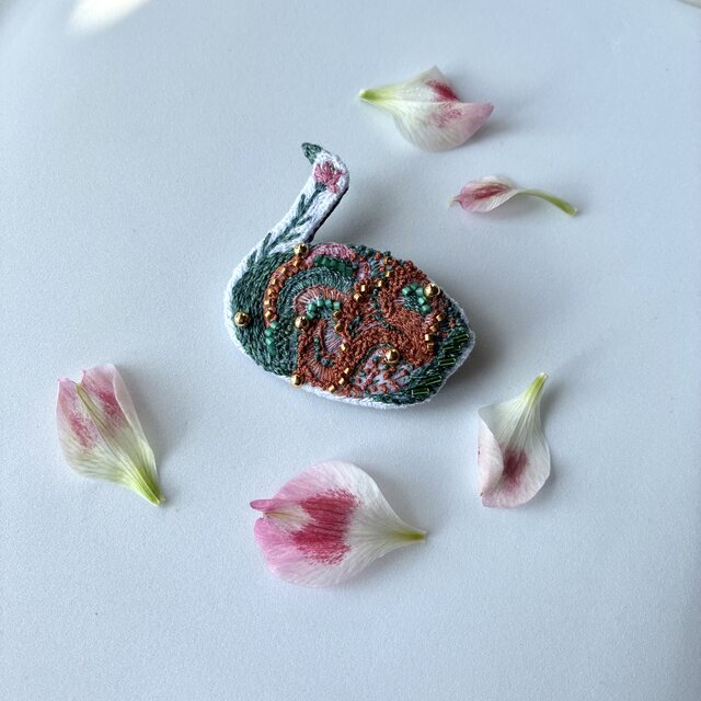 "一輪の花鳥"  草木染め糸を使ったグリーンブラウン　刺繍鳥ブローチ　