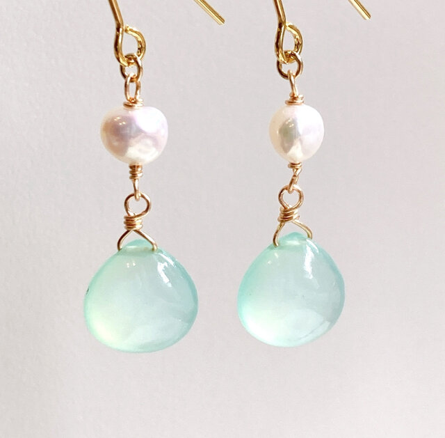 天然淡水パールとグリーンカルセドニーの2連デザインピアス