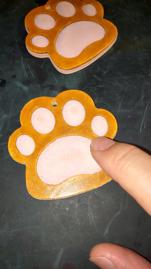 肉球 チャーム | iichi 日々の暮らしを心地よくするハンドメイドや