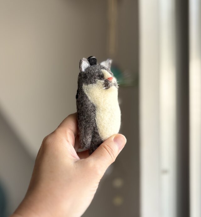 【mini】濃いグレーのハチワレ猫のキーホルダー