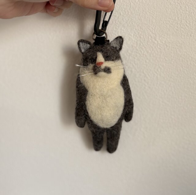 こりページ ミナペルホネン ハチワレ猫 テディベア　キーホルダー 全3柄】猫ちゃんのアクリルキーホルダー | art shop KURUTON