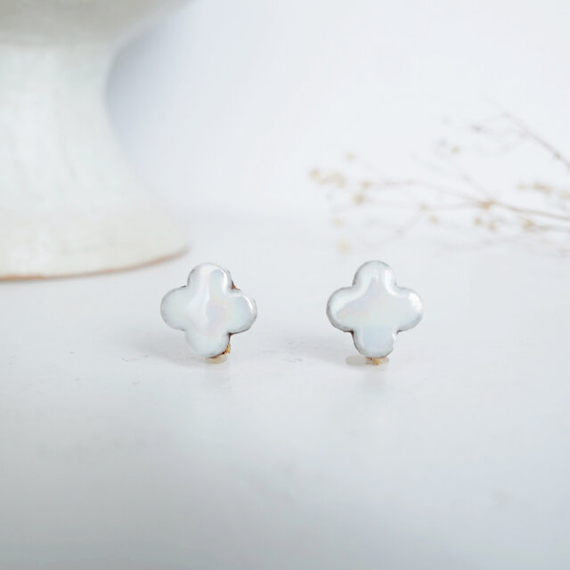 【TP-262】美濃焼 花型 ホワイトパール ピアス／イヤリング〈裏面レザー加工・桐箱入り〉