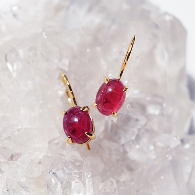 ルビーのオーバルカボション一粒ピアス　～牡丹
