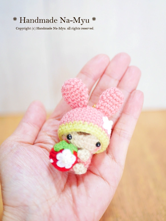 受注制作】桜カラー♡イチゴ抱っこのうさ耳帽子のベビーちゃん（お花