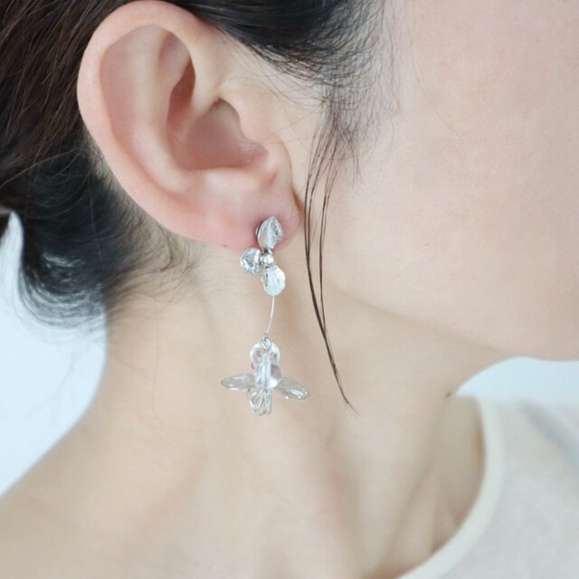 シルバーフラワー×クリアドロップ ピアス/イヤリング | iichi