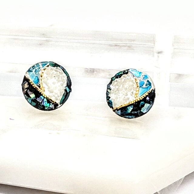 螺鈿と漆と蓄光砂のラウンドピアスイヤリング【2223】