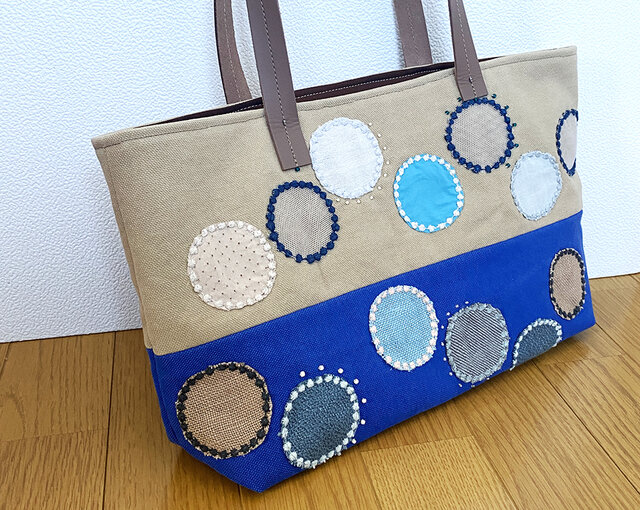 ハンドメイド　トートバッグ　ミナペルホネン　タンバリンネイビー+アップリケ Mサイズ ミナペルホネン dop タンバリン トートバッグ ネイビー 機能