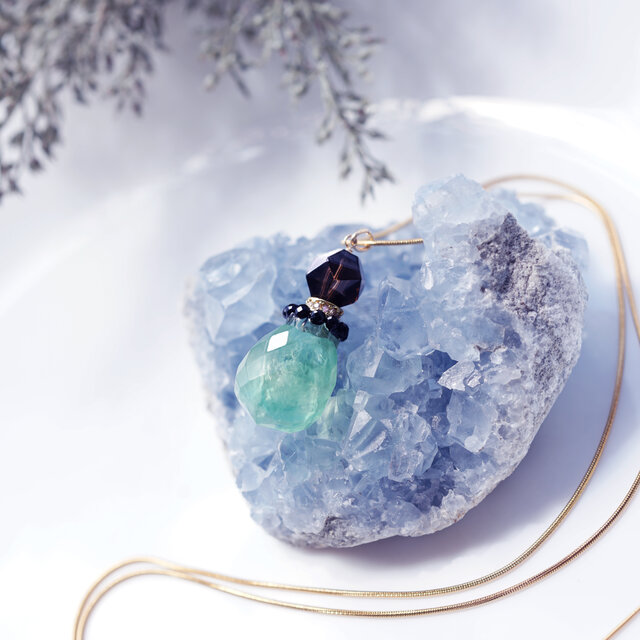 グリーンフローライトによる香水瓶風のネックレス・サージカル