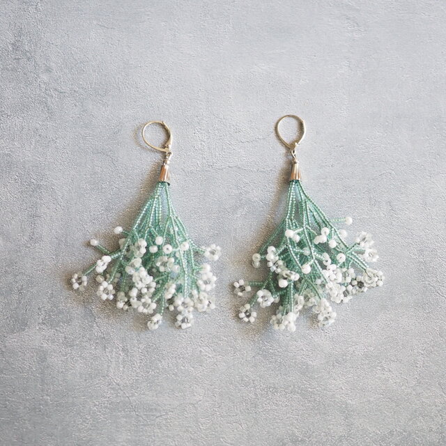 『かすみ草』ビーズのフリンジピアス/イヤリング　送料無料　箱入り無料ラッピング付【受注】