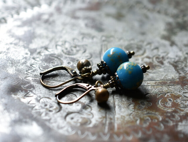 渋浅葱色japanヴィンテージビーズと民族鈴のピアス | iichi 日々の