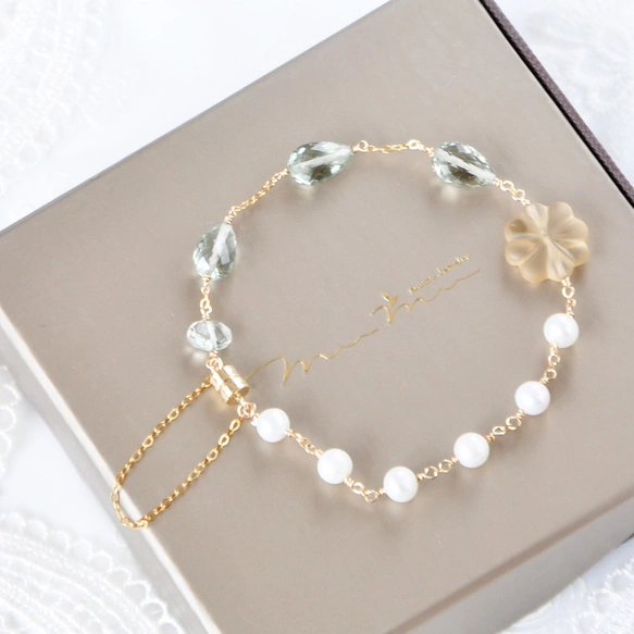 朝露の花飾り　　14kgf/グリーンアメジストx淡水パールxハニークォーツカービング　　マグネットクラスプ