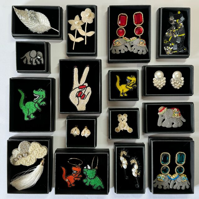 ハチワレ 猫のビーズ刺繍ブローチ | iichi 日々の暮らしを心地よくする