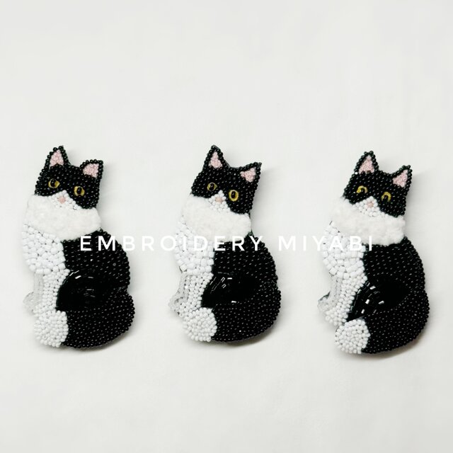 ハチワレ 猫のビーズ刺繍ブローチ | iichi 日々の暮らしを