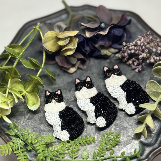 ハチワレ 猫のビーズ刺繍ブローチ | iichi 日々の暮らしを