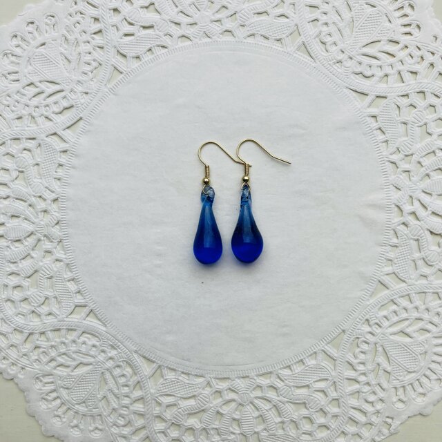 青い涙型のピアス