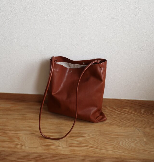 牛革のフラットショルダーバッグ