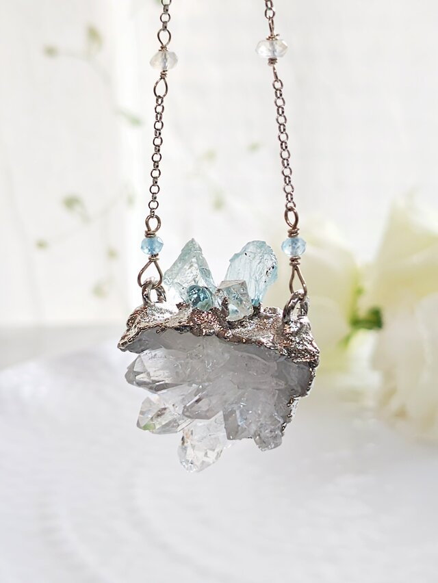 水晶クラスター とアクアマリンのネックレス トマスゴンサガ産 | iichi
