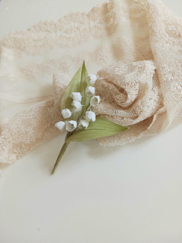 染め布花＊可愛いすずらんのコサージュ | iichi 日々の暮らしを
