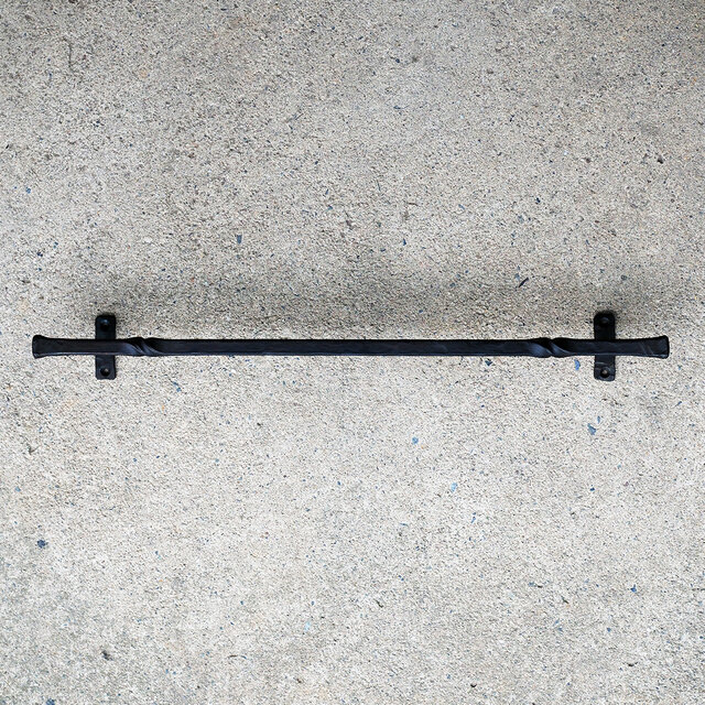 【ロートアイアンのドアハンドル】角13㎜ 長さ60㎝ 無垢角鉄のねじり加工・鍛造｜アイアンバー・手すり・傘かけ
