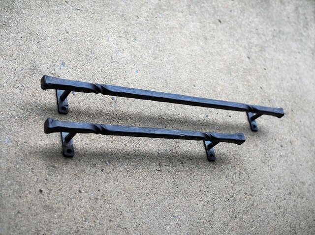 【アイアン職人】無骨で存在感あり！取手　2個セット‼️ 重厚感ある扉等に似合うよ アイアン職人】無骨で存在感あり！取手 2個セット‼️ 重厚感ある扉