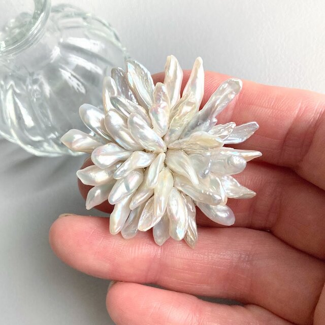 淡水ケシ真珠のブローチ・ホワイトdahlia（だりあ）