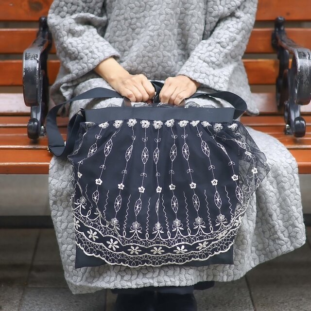 華奢に見えて、タフ。ふわり黒レースに包まれる・涼やかバッグ