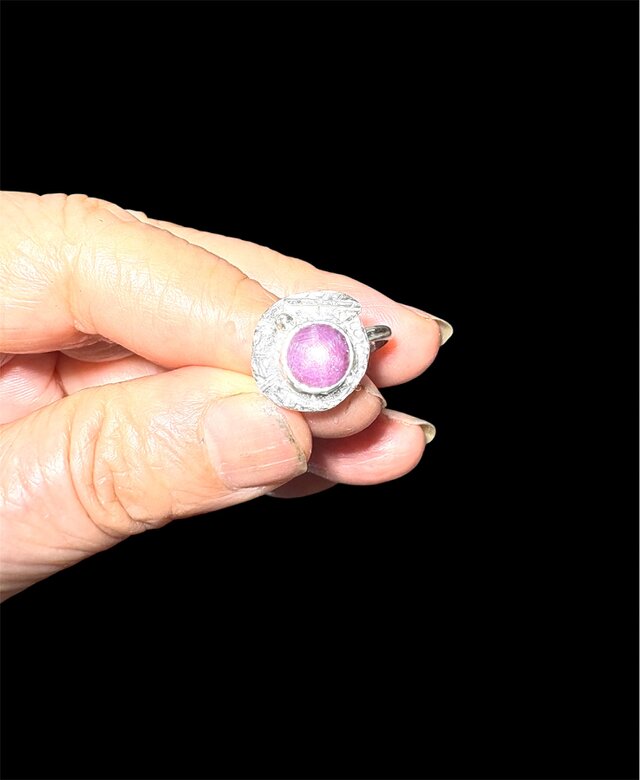 スタールビー、手彫りシルバーリング | iichi 日々の暮らしを心地よく