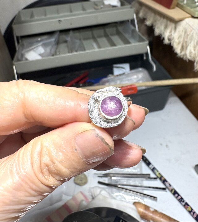 スタールビー、手彫りシルバーリング | iichi 日々の暮らしを心地よく