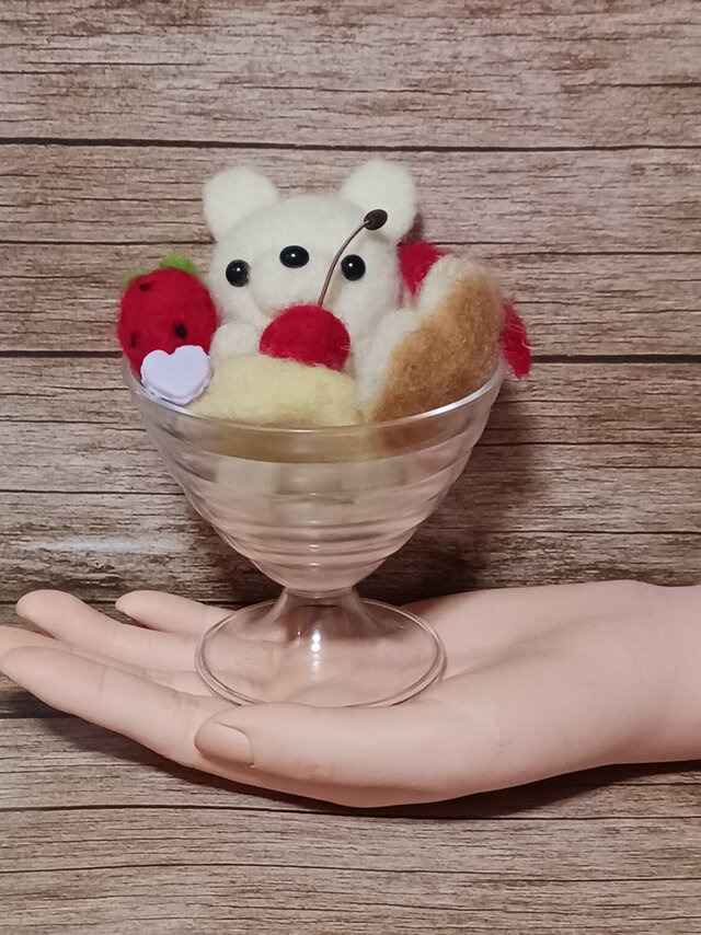 ✿羊毛フェルト✿アップル✿くまさん✿tea✿ おりくまとプリン🍮 片方の子にはリボンがついてるよ🎀 #羊毛フェルト