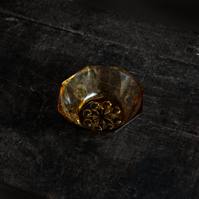 見込みに文様◆八角で素敵。アンバー硝子小鉢　プレスガラス　レトロ　古道具　古民家　昭和中〜後期