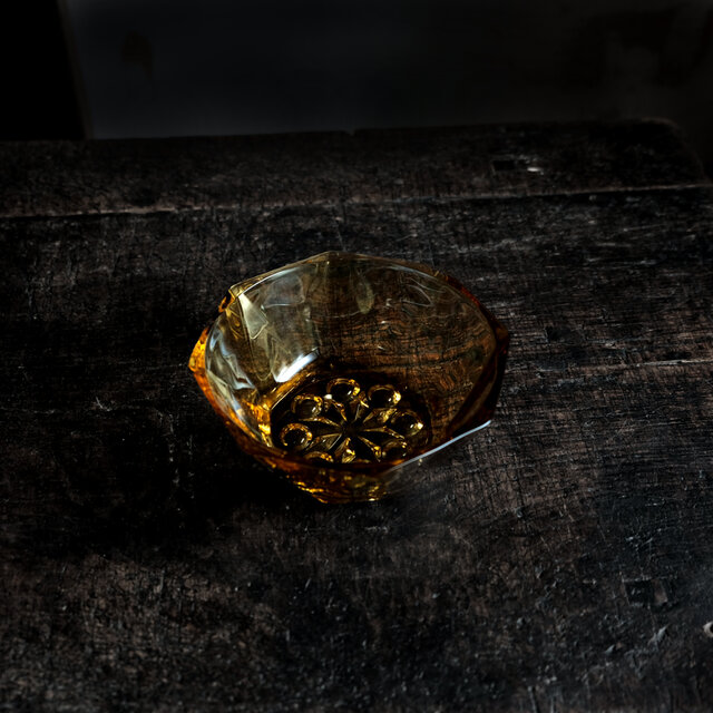 見込みに文様◆八角で素敵。アンバー硝子小鉢　プレスガラス　レトロ　古民家　昭和中〜後期【底裏にアタリ】