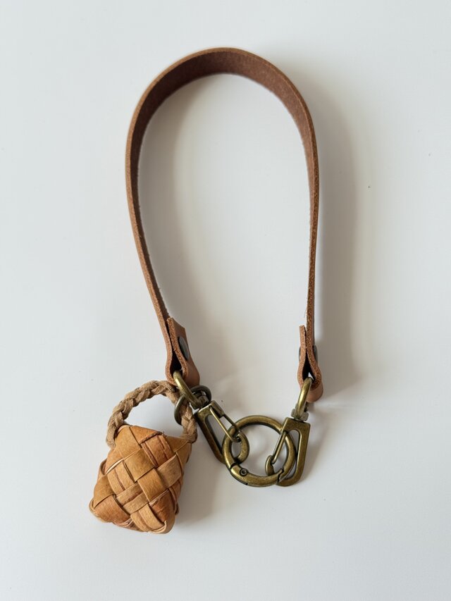 白樺ミニかごチャーム付きスマホストラップ | iichi 日々の暮らしを