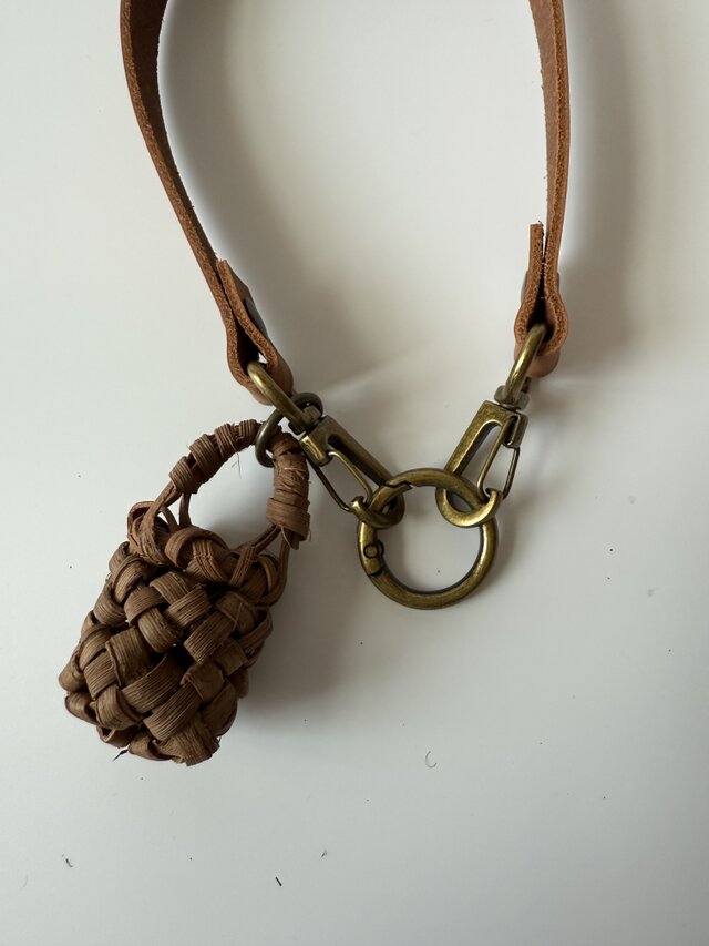 やまぶどうミニかごチャーム付きスマホストラップ