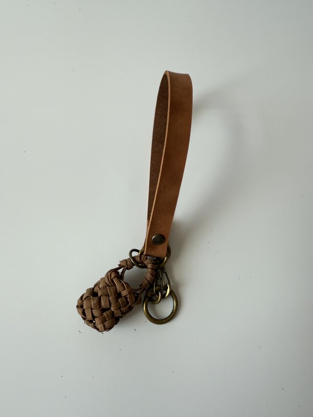 やまぶどうミニかごチャーム付きスマホストラップ | iichi 日々の