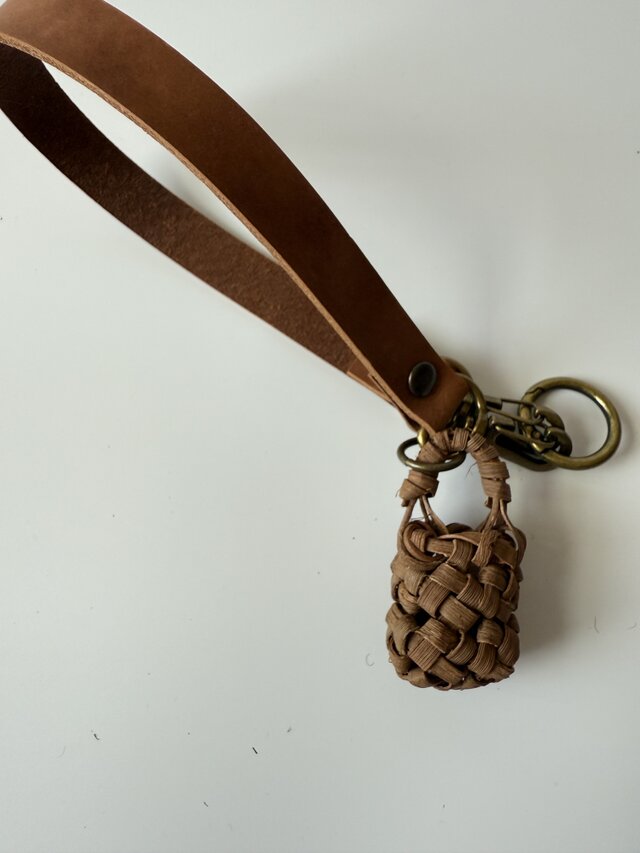 やまぶどうミニかごチャーム付きスマホストラップ | iichi 日々の