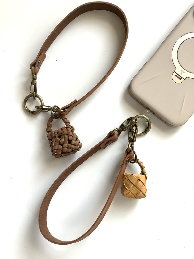 やまぶどうミニかごチャーム付きスマホストラップ | iichi 日々の