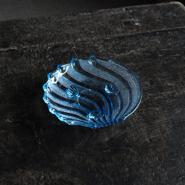 お刺身を乗せたくなる◆貝殻の形状。プレスガラス脚付き小皿　古道具　昭和レトロ　ブルー　昭和中~後期　