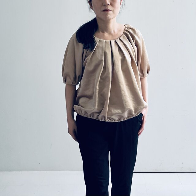 サテンタックバルーンスリーブブラウス(キャメル)