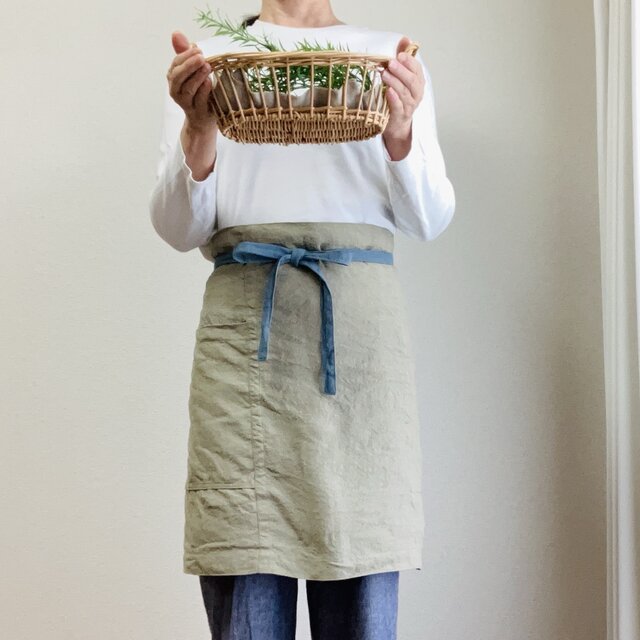 肌馴染みの良いふっくらととろむ厚みのカフェエプロン　腰紐バイカラー　ベルギーリネン２５番手　グラスベージュ×腰紐サックス