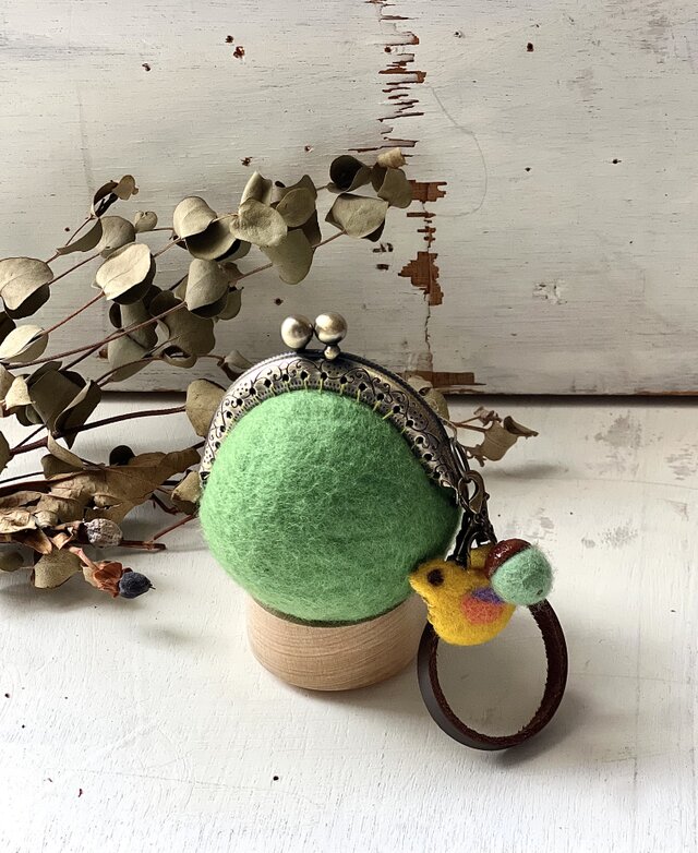 小鳥とどんぐりの羊毛フェルトまんまるがま口（若草）