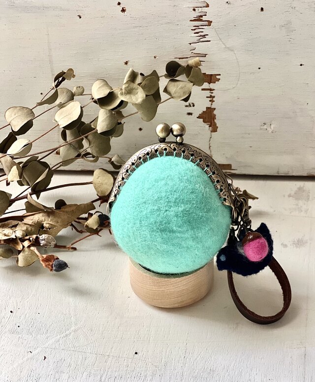 小鳥とどんぐりの羊毛フェルトまんまるがま口（ペパーミント）