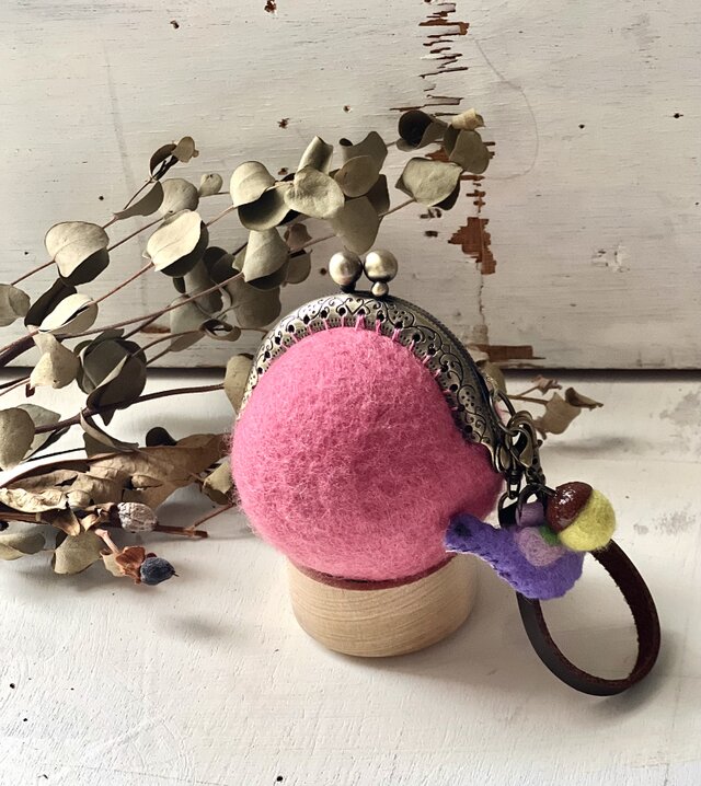 小鳥とどんぐりの羊毛フェルトまんまるがま口（ピンク）