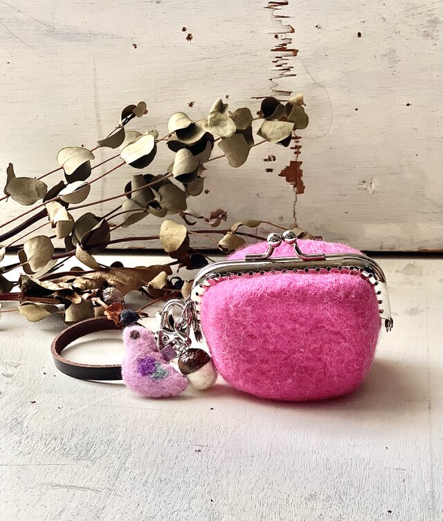 小鳥とどんぐりの羊毛フェルト四角がま口（バブルガム）