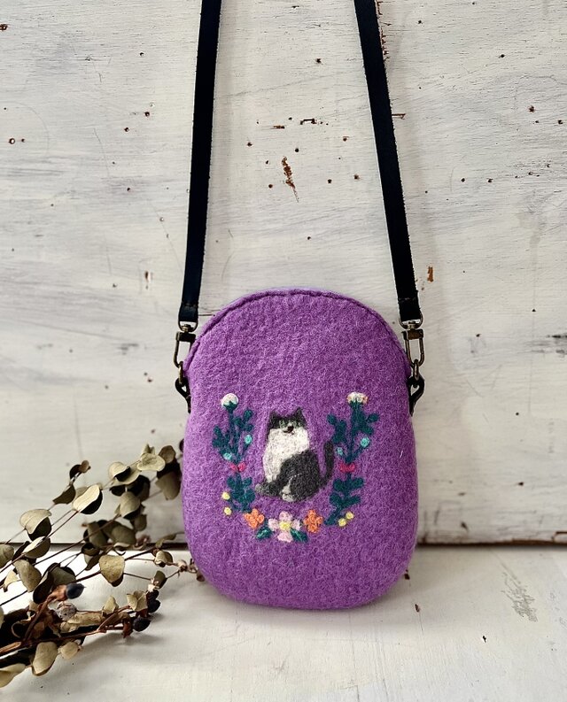 お花のリースと動物の羊毛フェルトポーチポシェット（ラベンダー✖️ネコ）