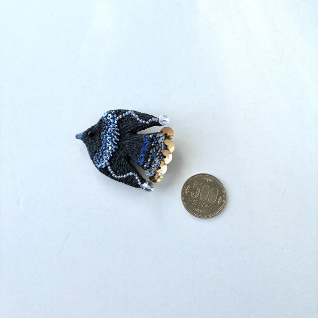 ⭐️happy bag⭐️ 手刺繍 鳥ブローチ♪
