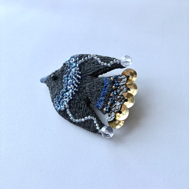 "yoru" ヨル　優しく美しい夜を呼ぶ黒とブルーの鳥さん　刺繍ブローチ