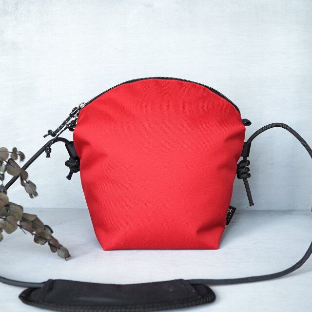 赤色 ショルダーバッグ サコッシュ 撥水＋大容量】CORDURA® 丸型 ナイロン ロングショルダーバッグ