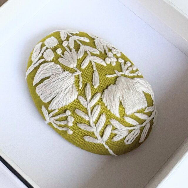 北欧風ことりと草花の刺繍ブローチ#375 | iichi 日々の暮らしを